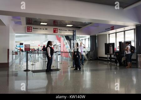 Am Los Angeles International Airport, zwei Sicherheit Mitarbeiter unterhalten, während sie darauf warten, für Passagiere, Tsa Pre-Check und Priorität Sicherheit Linien, Los Angeles, Kalifornien, 2016 eingeben. Stockfoto