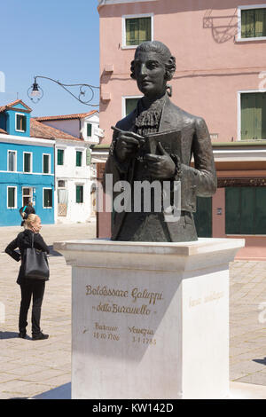 Eine Statue von Baldassare Galuppi, einem italienischen Komponisten im Jahre 1706 geboren, auf dem Hauptplatz von Burano, die Piazza Galuppi, Venedig Stockfoto