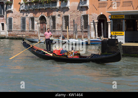 Eine Gondelfahrt auf dem Canal Grande, Venedig Stockfoto