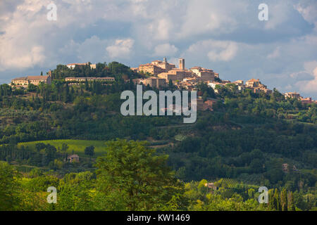 Die Stadt Montepulciano thront auf einem Hügel in der Region Toskana in Italien. Stockfoto