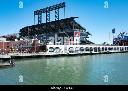 ATT Park Baseball Stadium, Heimstadion der San Francisco Giants Baseball Team, gesehen aus ganz McCovey Cove, San Francisco, Kalifornien, 2016. Stockfoto