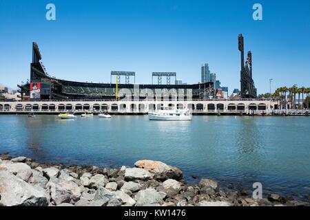 ATT Park Baseball Stadium, Heimstadion der San Francisco Giants Baseball Team, gesehen aus ganz McCovey Cove, San Francisco, Kalifornien, 2016. Stockfoto