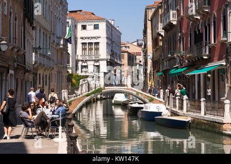 Typische Straße leben auf der Fondamenta de la Latte im Santa Croce Viertel von Venedig Stockfoto