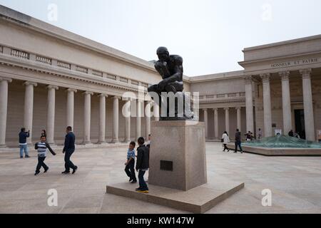 Im Innenhof der Ehrenlegion Kunst Museum im Lands End Viertel von San Francisco, Kinder spielen in der Nähe der Denker, eine Bronzestatue des französischen Künstlers Auguste Rodin, San Francisco, Kalifornien, 2016. Stockfoto