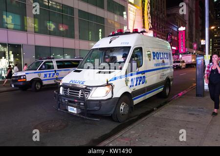 Während ein Schwarzes Leben Angelegenheit Protest in New York City's Times Square nach dem schießenden Todesfälle von Alton Sterling und Philando Kastilien, zwei New York Police Department (NYPD) Offiziere in ein Polizeifahrzeug auf 46th Street, 2016 warten. Stockfoto