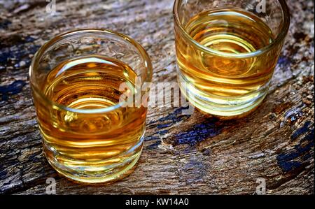 Alkohol, Geschmack und Trinken Konzept - zwei Gläser Whisky auf einer alten hölzernen Hintergrund. Stockfoto