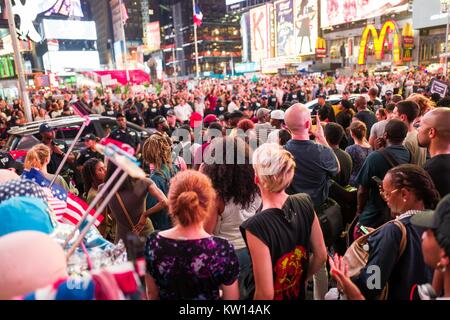 Während ein Schwarzes Leben Angelegenheit Protest in New York City's Times Square nach dem schießenden Todesfälle von Alton Sterling und Philando Kastilien, Aktivisten blockieren Verkehr und gegen eine Linie des New York Police Department (NYPD) Bereitschaftspolizei, New York City, New York, 7. Juli 2016. Stockfoto
