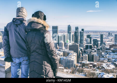 Paar an der Skyline von Montreal aus Kondiaronk Belvedere im Winter. Stockfoto