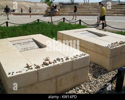 Grab von David Ben Gurion, Gründer des Landes Israel und seine Frau Paula Ben-Gurion, mit Touristen in den Hintergrund, die Wüste Negev, Israel, 2012. Die Besucher haben die jüdische Tradition, kleine Steine auf dem Grab Marker zu Ehren der verstorbenen Person beobachtet. Stockfoto