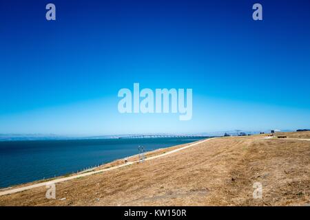 Blick auf die San Mateo Bridge über die Bucht von San Francisco von einem Hügel in Seal Point Park, San Mateo, Kalifornien, Juli, 2016. Stockfoto