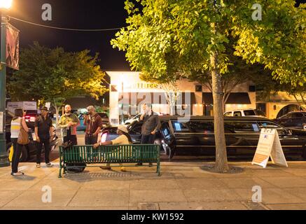 Außerhalb der Lesher Zentrum in Walnut Creek, Kalifornien nach einer Performance von Leslie Odom Jr, die einige Wochen nach dem Schauspieler und Sänger Abfahrt vom Broadway Musical Hamilton, Musiker aus Odom Jr's Band warten mit ihren Limo und reden mit den Fans, Juli, 2016. Stockfoto