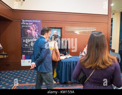 Am Lesher Zentrum in Walnut Creek, Kalifornien nach einer Performance von Leslie Odom Jr, die einige Wochen nach dem Schauspieler und Sänger Abfahrt vom Broadway Musical Hamilton, Odom Jr steht an einem Tisch und Autogramme, Juli, 2016. Stockfoto