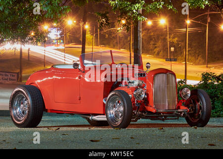 1932 Rot Ford Hot Rod roadster auf Seitenansicht Anzeige öffnen Motorraum.