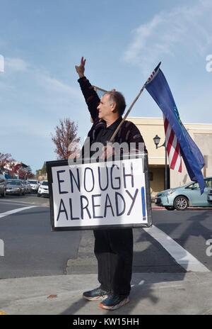 Ein Mann mit einem Schild, auf dem wöchentlichen Protest findet jeden Freitag um 12.00 Uhr auf der Main Street von Sebastopol, Kalifornien, USA. Stockfoto
