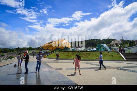 Dalat, Vietnam - 25.November 2017. Menschen zu Fuß bei Lam Vien Square in Dalat, Vietnam. Die Architektur von Dalat ist durch den Stil des französischen dominiert Stockfoto