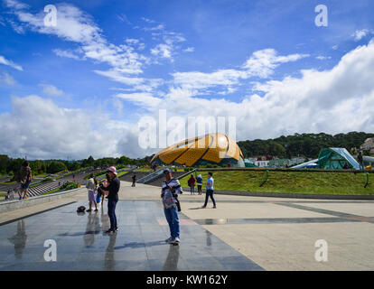 Dalat, Vietnam - 25.November 2017. Touristen zu Fuß bei Lam Vien Square in Dalat, Vietnam. Die Architektur von Dalat ist im Stil der Französisch dominierte Stockfoto