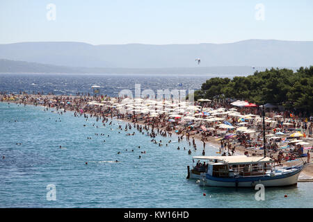 Boote und die Leute am Strand Zlatni Rat in Bol, Kroatien Stockfoto