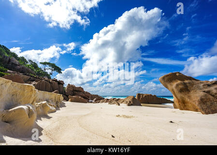 Grosse Granitfelsen auf den Seychellen Strand, Petite Anse, La Digue Stockfoto