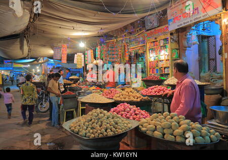 Menschen besuchen Sandar Street Night Market in Jodhpur Indien. Stockfoto