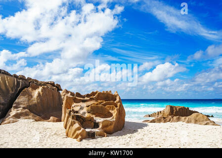 Grosse Granitfelsen auf den Seychellen Strand, Petite Anse, La Digue Stockfoto