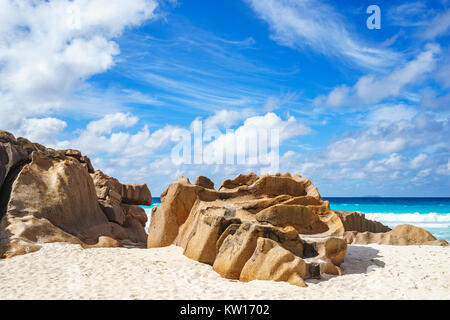 Grosse Granitfelsen auf den Seychellen Strand, Petite Anse, La Digue Stockfoto