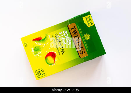 Box von Twinings Apfel & Birne grüner Tee alle natürlichen Bestandteile Teebeutel Teebeutel auf weißem Hintergrund Stockfoto