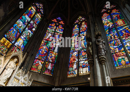 Glasfenster in der Votivkirche (Votivkirche), Wien, Österreich Stockfoto