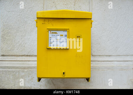 Gelbe Post Box in Wien, Österreich Stockfoto