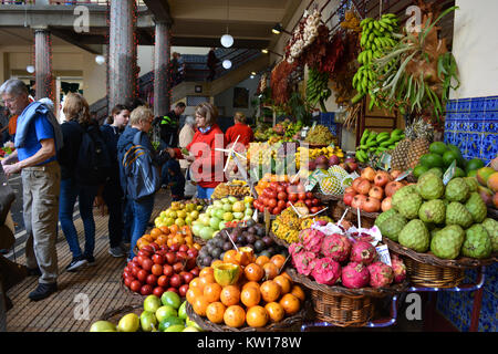 Obst im Mercado dos Lavradores, Funchal, Madeira, Portugal Abschaltdruck Stockfoto