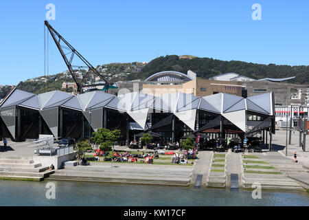 Blick auf Wharewaka Funktion Center auf Taranaki Straße im Hafengebiet von Wellington, Nordinsel, Neuseeland hinter dem Whairepo Lagune. Stockfoto