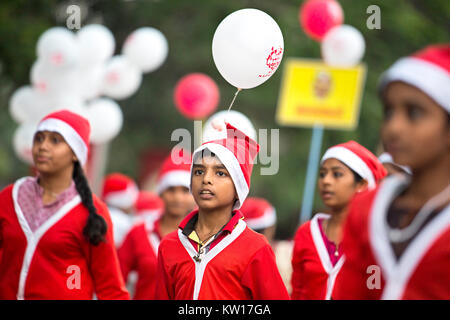 Farbenfroh nach Santa's flashmob von Buon Natale Weihnachten fest Thrissur 2017, thrissur, Kerala, Indien eine einzigartige Weihnachtsfeier whe Stockfoto