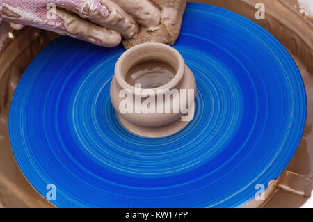 Herstellung Krug Hände auf einer rotierenden Bezugssystem. Das alte Handwerk der Töpferei. Töpfer Hände Gestaltung eine Schale aus Ton Stockfoto