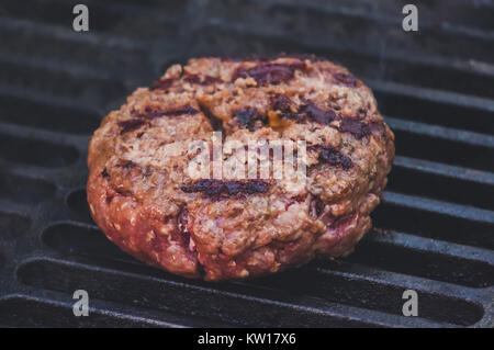 Frische Wurst. Heiße Hunde Grillen im Freien auf ein Gas Grill mit Gemüse Aubergine mit Mais und Kartoffeln Stockfoto