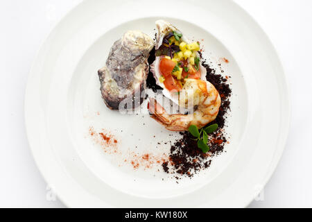 Fisch und Meeresfrüchte. Gegrillte Shrimps gebratene Garnelen mit Muscheln Stockfoto