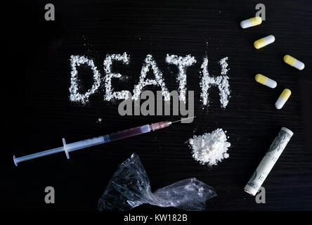 Drogen mit Todesfolge auf den Schwarzen Tisch. Krankheit Konzept. Nein zu Drogen Konzept. Stockfoto