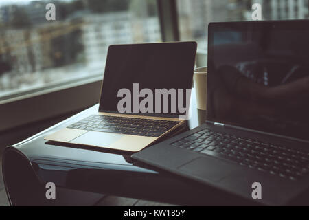 Schwarz und Silber Notebooks. Stockfoto