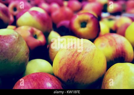 Äpfel auf dem Markt. Rot Gelb Apple close-up. Türkische reife Äpfel. Eine Menge Äpfel Stockfoto