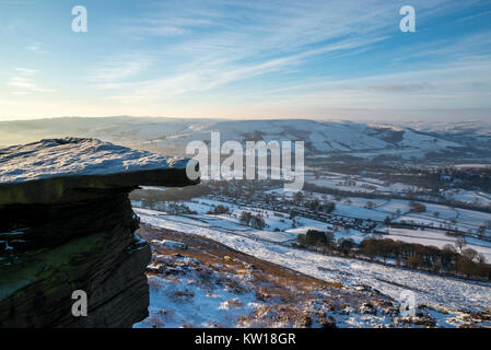 Blick von Bamford Kante im Peak District an einem kalten Wintermorgen. Stockfoto