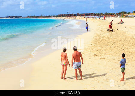 Touristen auf dem öffentlichen Strand in Santa Maria, Insel Sal, Salina, Kap Verde, Afrika Stockfoto