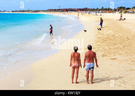 Touristen auf dem öffentlichen Strand bei Santa Maria, Sal, Kap Verde, Afrika Stockfoto