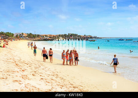 Touristen und Urlauber auf dem öffentlichen Strand bei Santa Maria, Kap Verde, Afrika Stockfoto