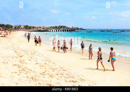 Touristen auf dem öffentlichen Strand in Santa Maria <Insel Sal, Kap Verde, Afrika Stockfoto