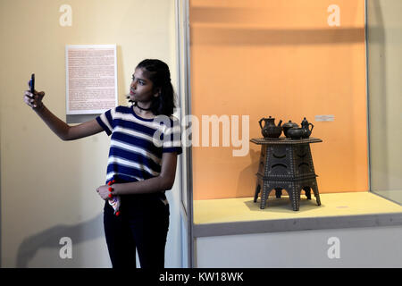 Kolkata, Indien. 29 Dez, 2017. Ausstellungen auf Teekannen und Teeservice aus Indien, Nepal, Tibet und China statt am Indischen Museum. Credit: Saikat Paul/Pacific Press/Alamy leben Nachrichten Stockfoto