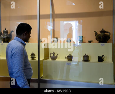 Kolkata, Indien. 29 Dez, 2017. Ausstellungen auf Teekannen und Teeservice aus Indien, Nepal, Tibet und China statt am Indischen Museum. Credit: Saikat Paul/Pacific Press/Alamy leben Nachrichten Stockfoto