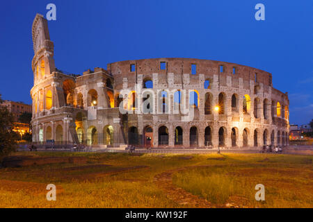 Kolosseum oder Kolosseum bei Nacht, Rom, Italien. Stockfoto