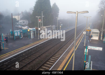 Gowerton Bahnhof an einem nebligen Morgen. Stockfoto