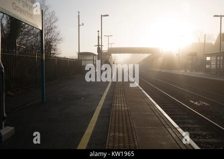 Gowerton Bahnhof an einem nebligen Morgen. Stockfoto