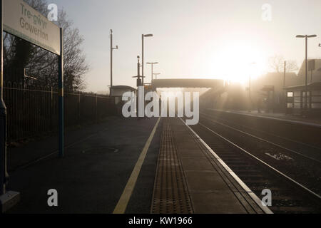 Gowerton Bahnhof an einem nebligen Morgen. Stockfoto