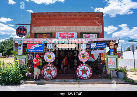 Erick, Oklahoma, USA - 20. Juli 2017: Sandhills Kuriositätenladen in Erick das älteste Gebäude der Stadt Meat Market entfernt. Es ist eine große Sammlung von Stockfoto