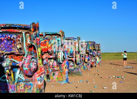 Amarillo, Texas - 21. Juli 2017: Cadillac Ranch in Amarillo. Cadillac Ranch ist eine Kunst im öffentlichen Raum Installation von alten Autowracks und eine beliebte Sehenswürdigkeit auf Stockfoto